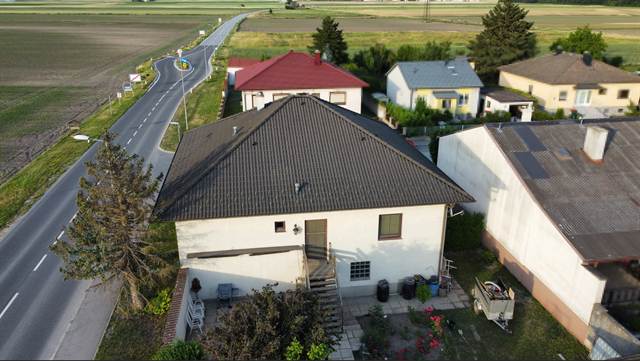 Luftaufnahme: Haus und Grundstück von oben